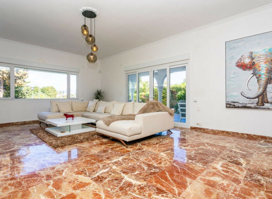 Resale - House -
Torrenueva