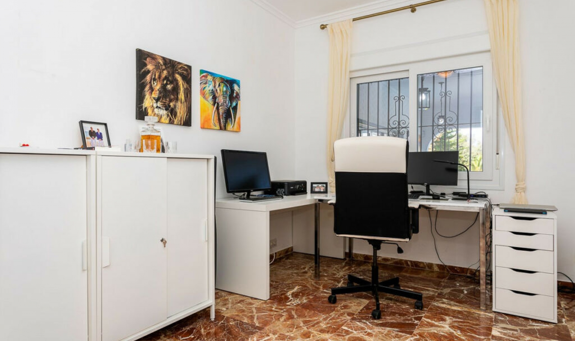 Resale - House -
Torrenueva