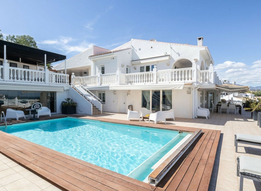 Resale - House -
Torrenueva