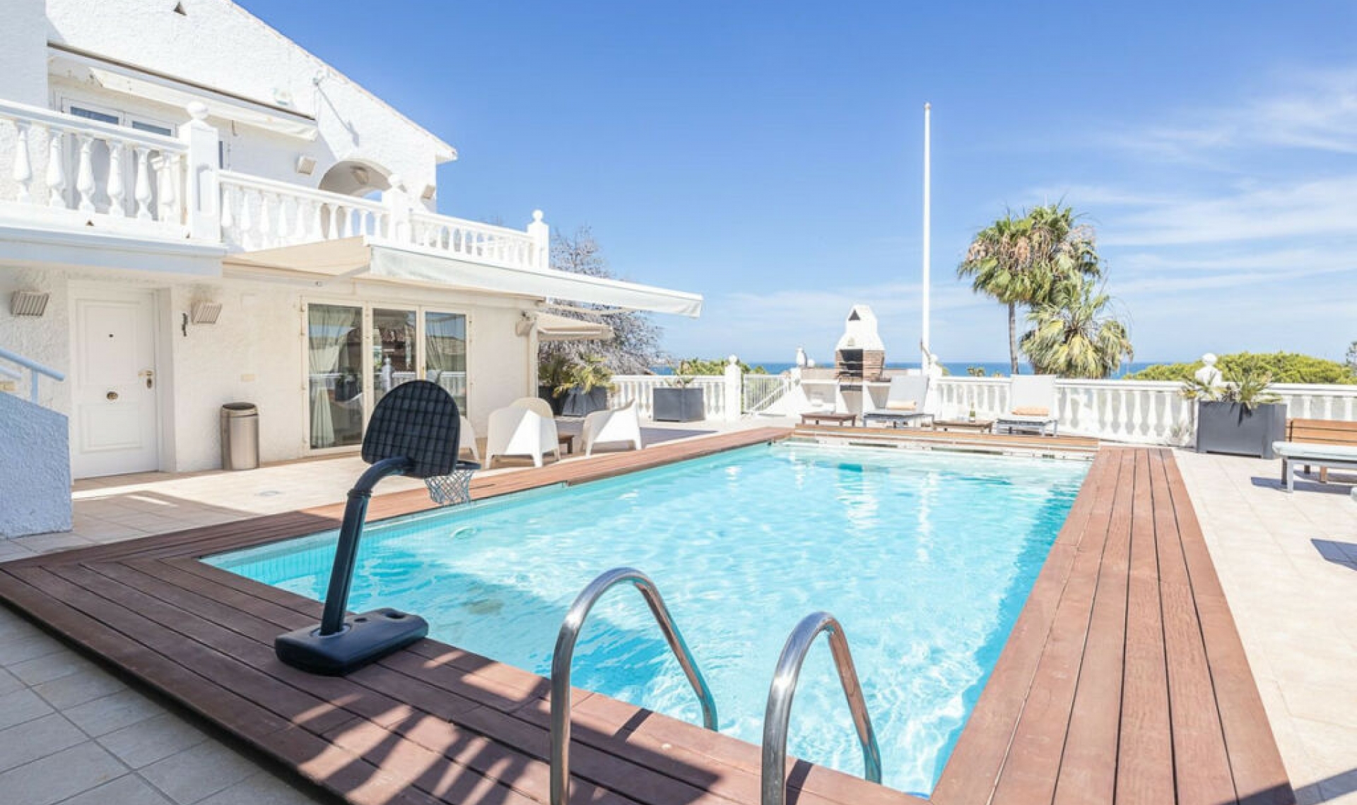 Resale - House -
Torrenueva