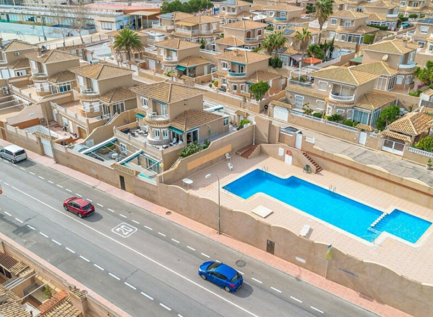 Resale - House -
Torrevieja