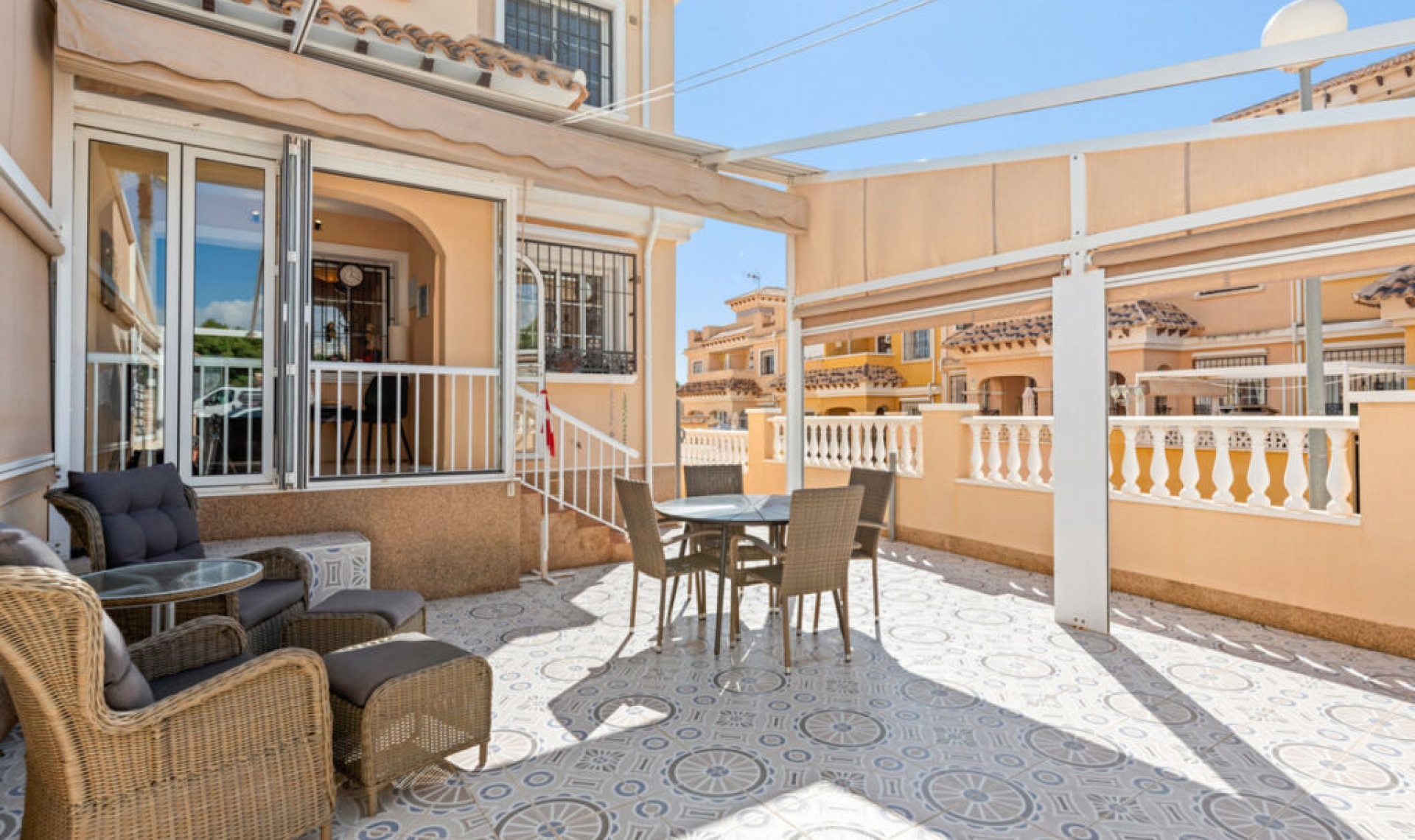 Resale - House -
Torrevieja