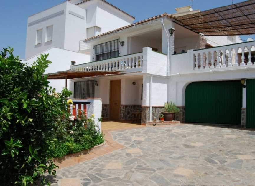 Resale - House -
Torrox Costa