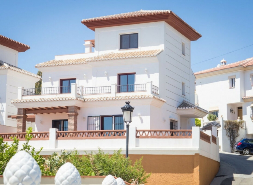 Resale - House -
Torrox Costa
