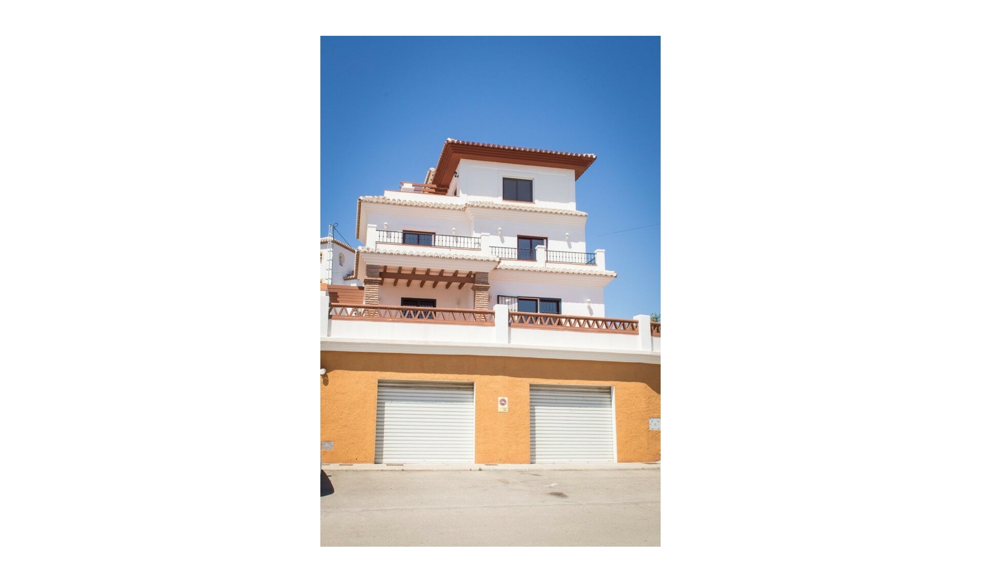 Resale - House -
Torrox Costa