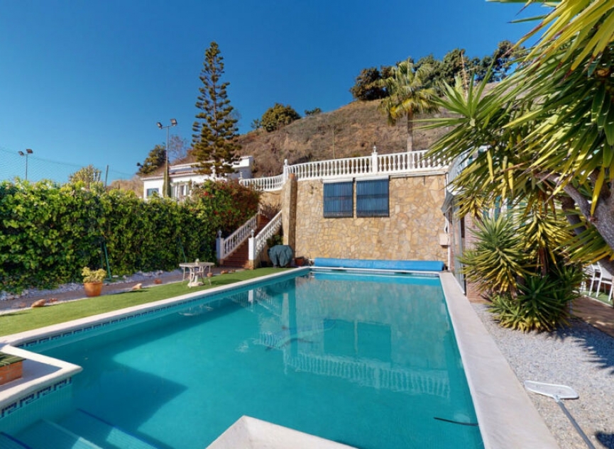 Resale - House -
Torrox Costa