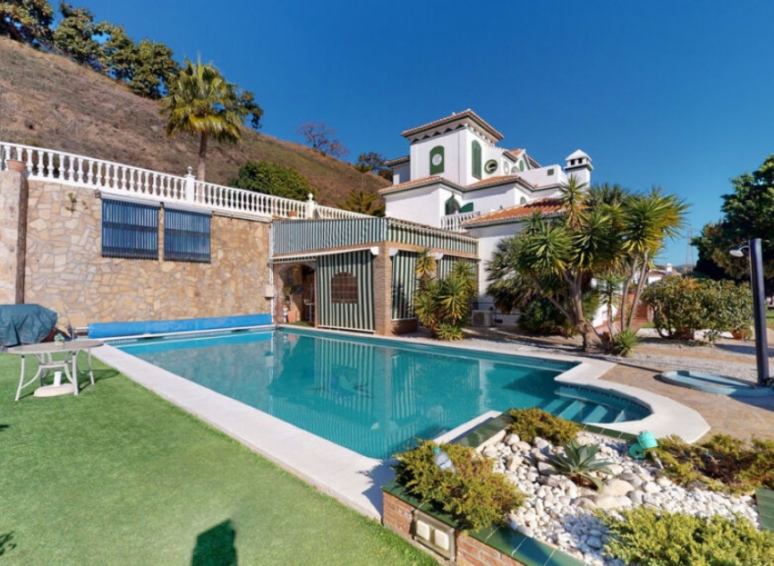 Resale - House -
Torrox Costa