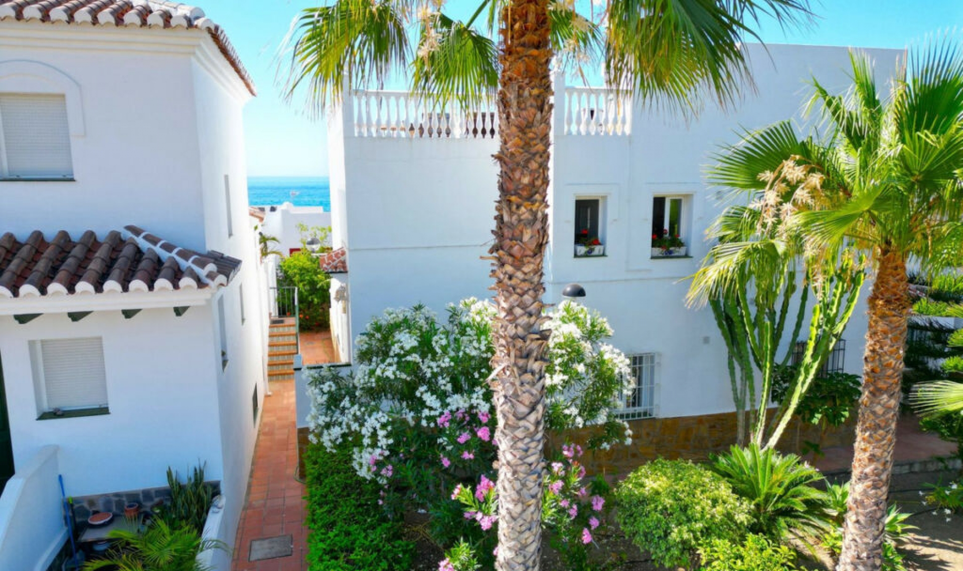 Resale - House -
Torrox Costa
