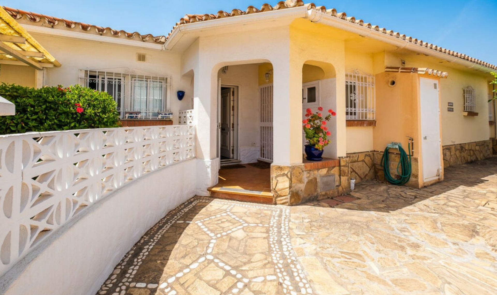 Resale - House -
Torrox Costa