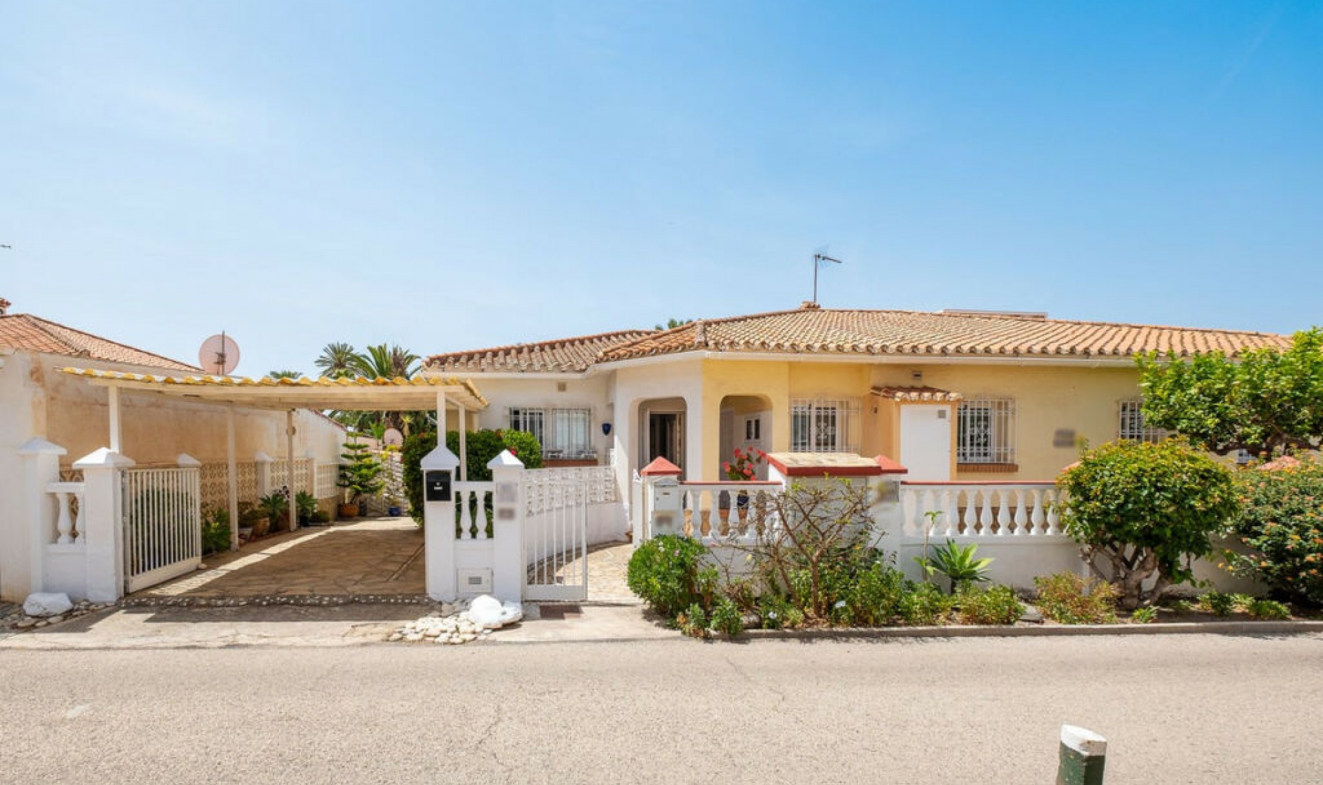 Resale - House -
Torrox Costa