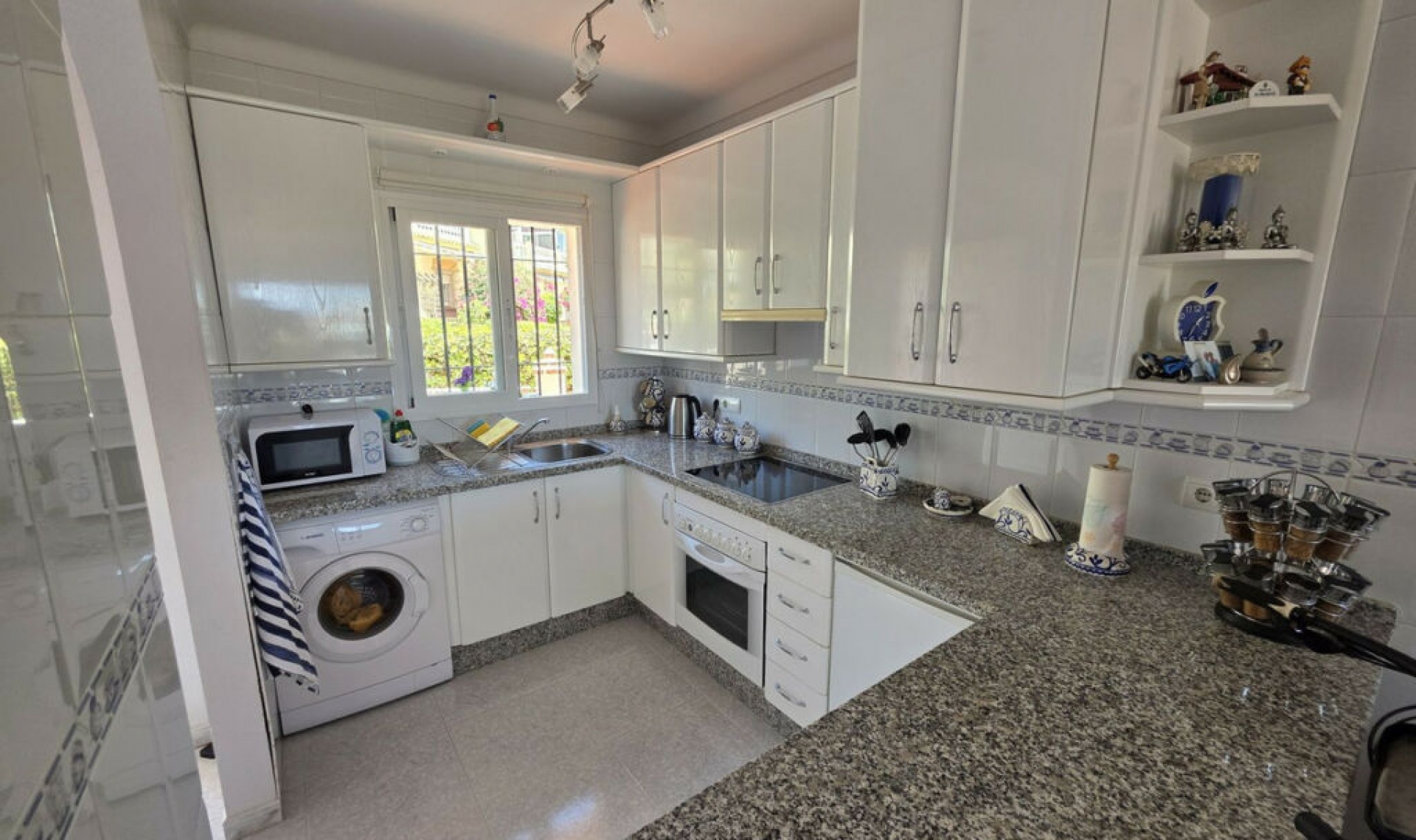 Resale - House -
Torrox Costa