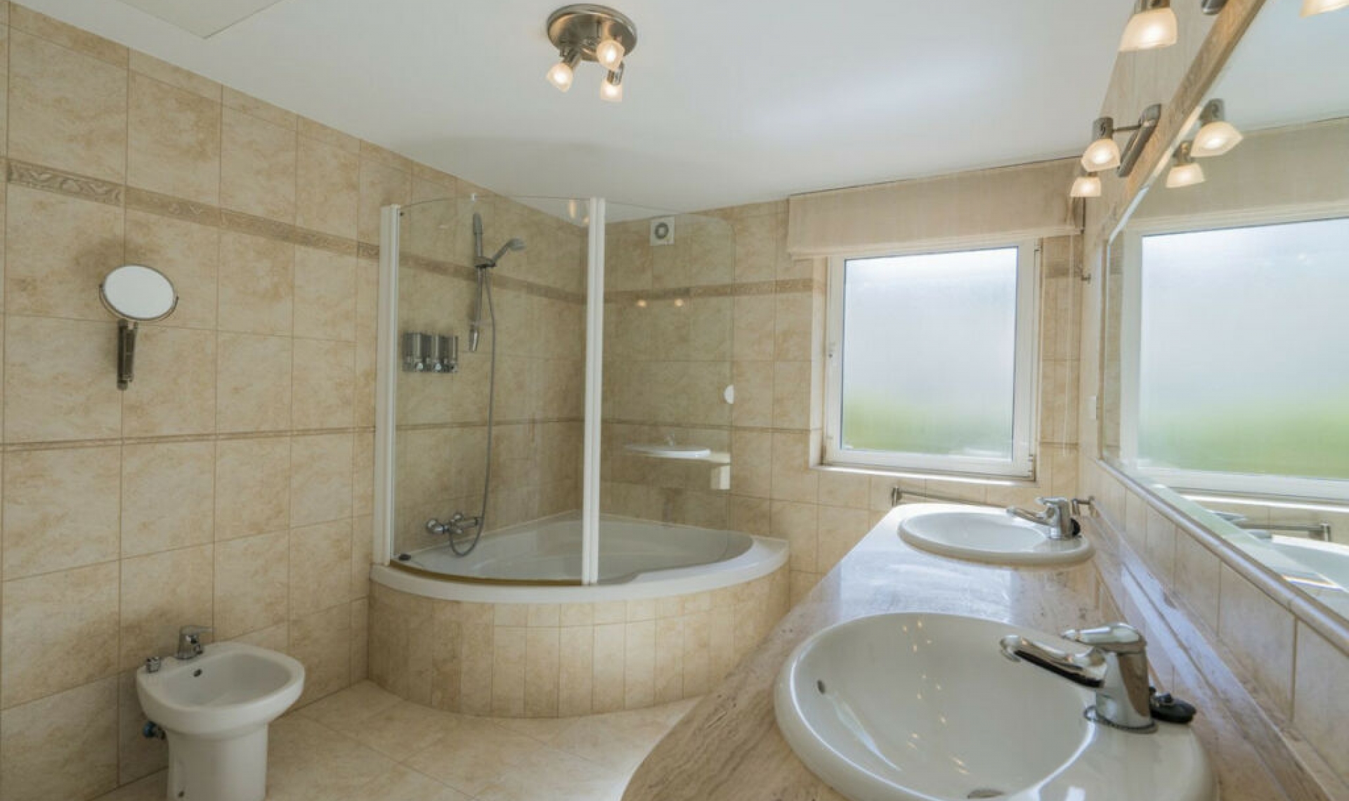 Resale - House -
Valtocado