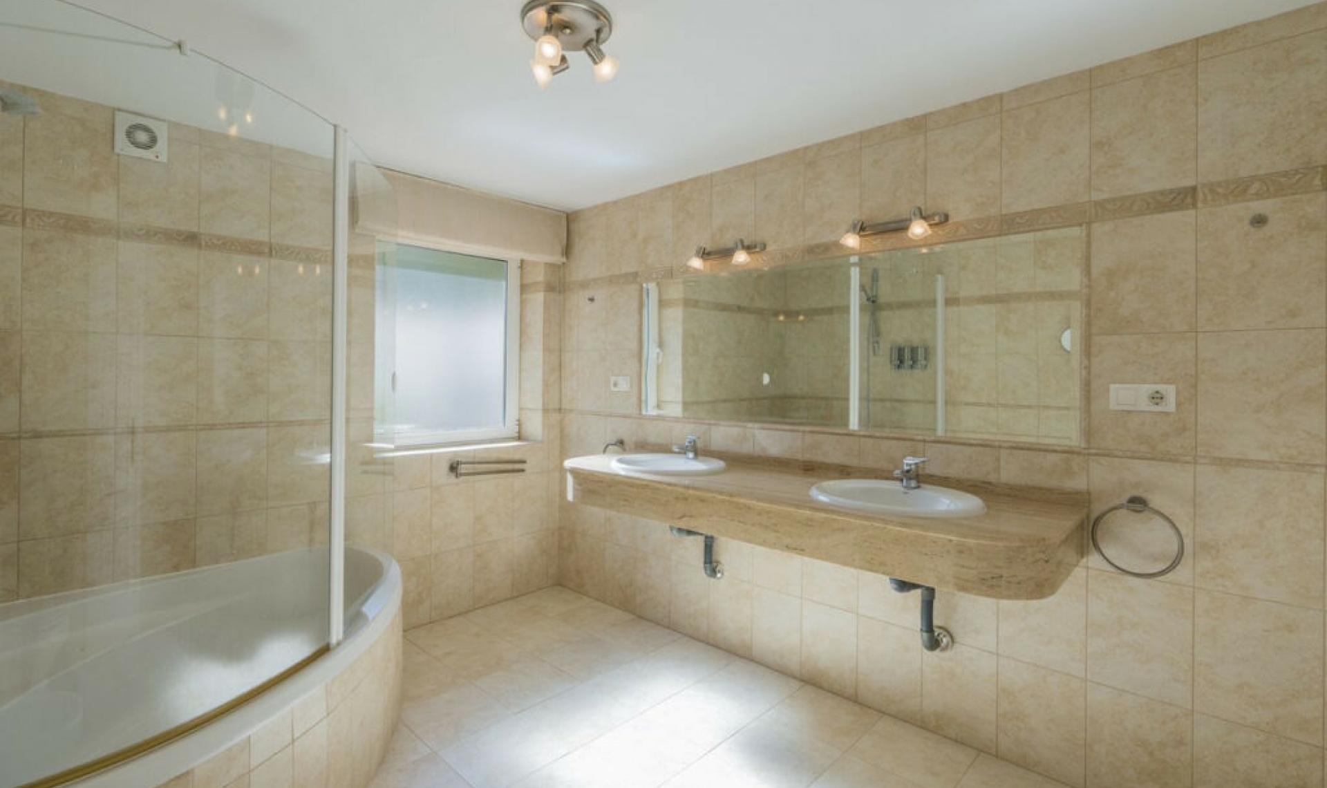 Resale - House -
Valtocado