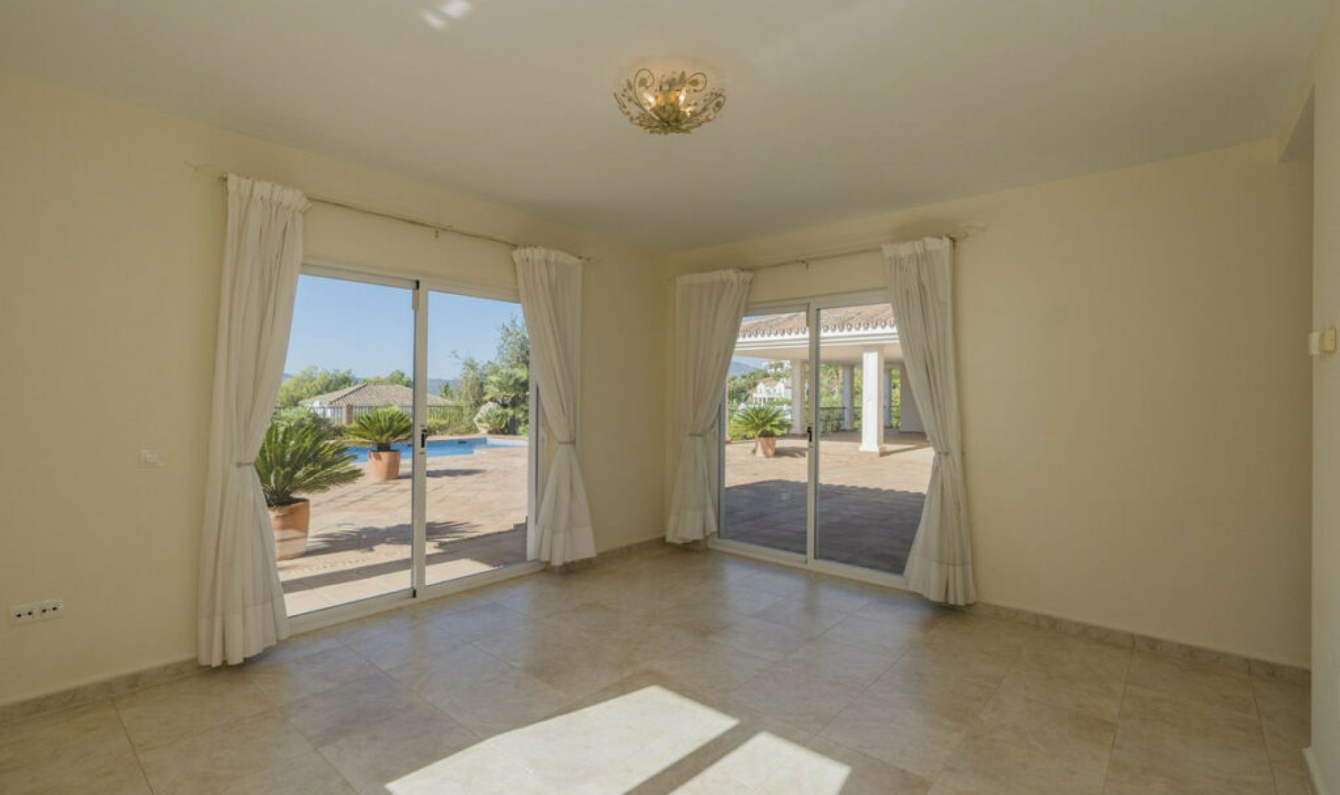 Resale - House -
Valtocado