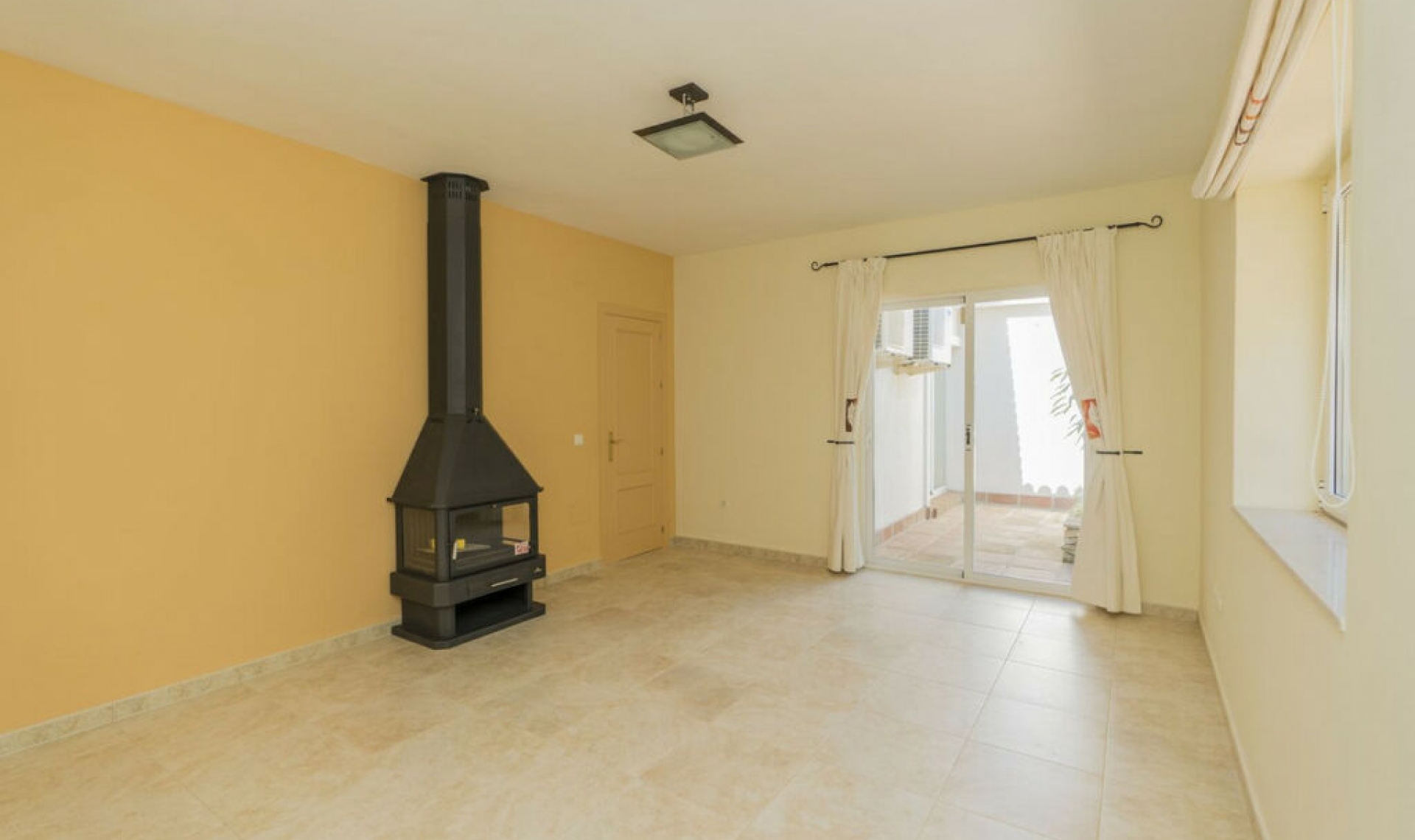 Resale - House -
Valtocado