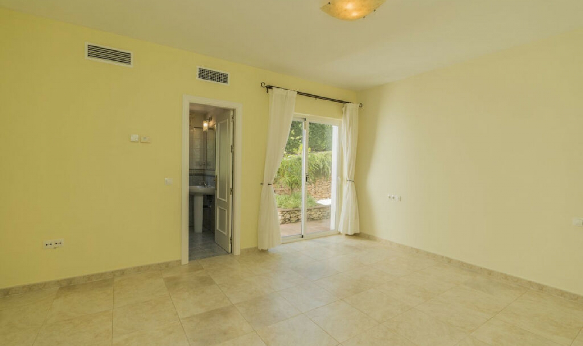 Resale - House -
Valtocado