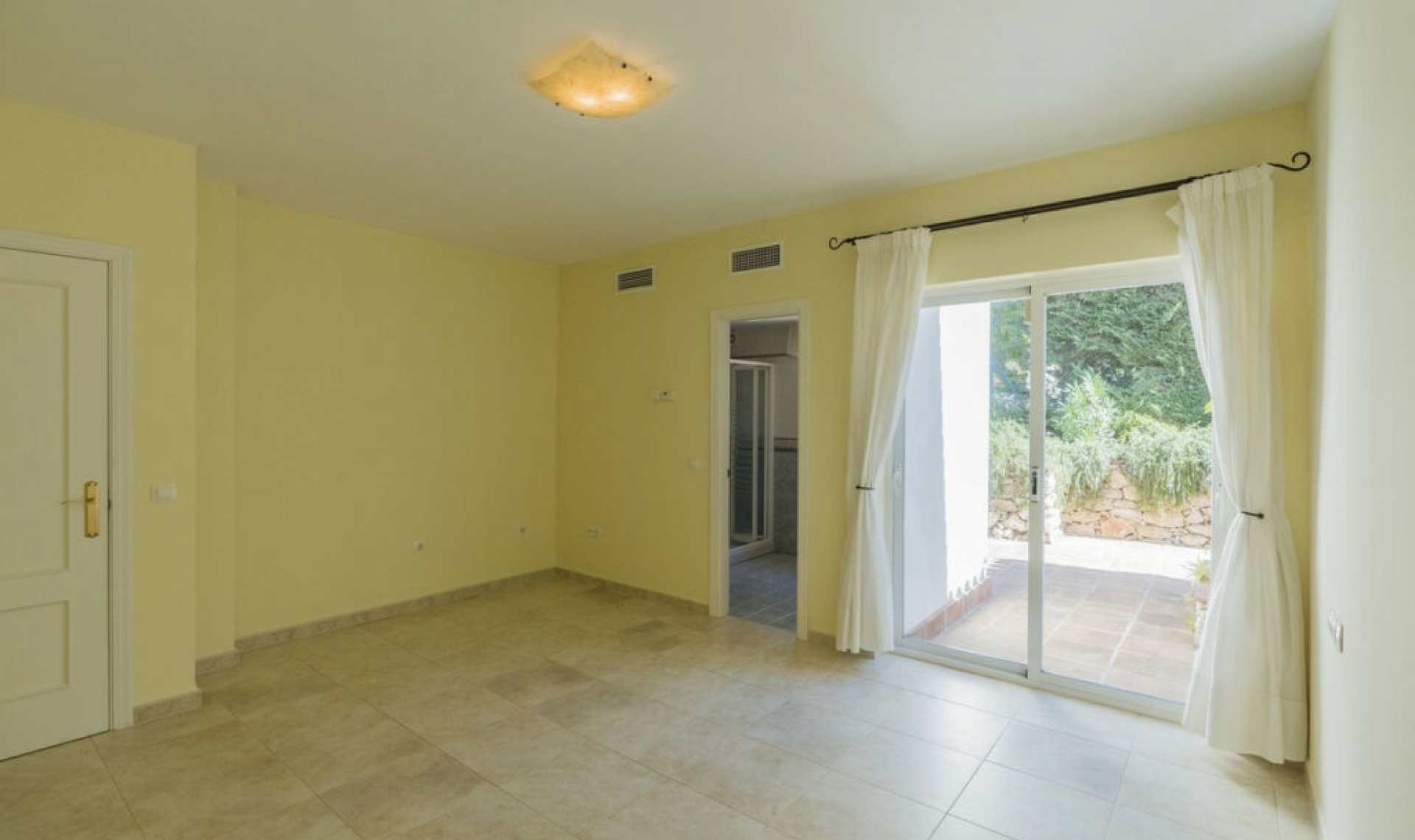 Resale - House -
Valtocado