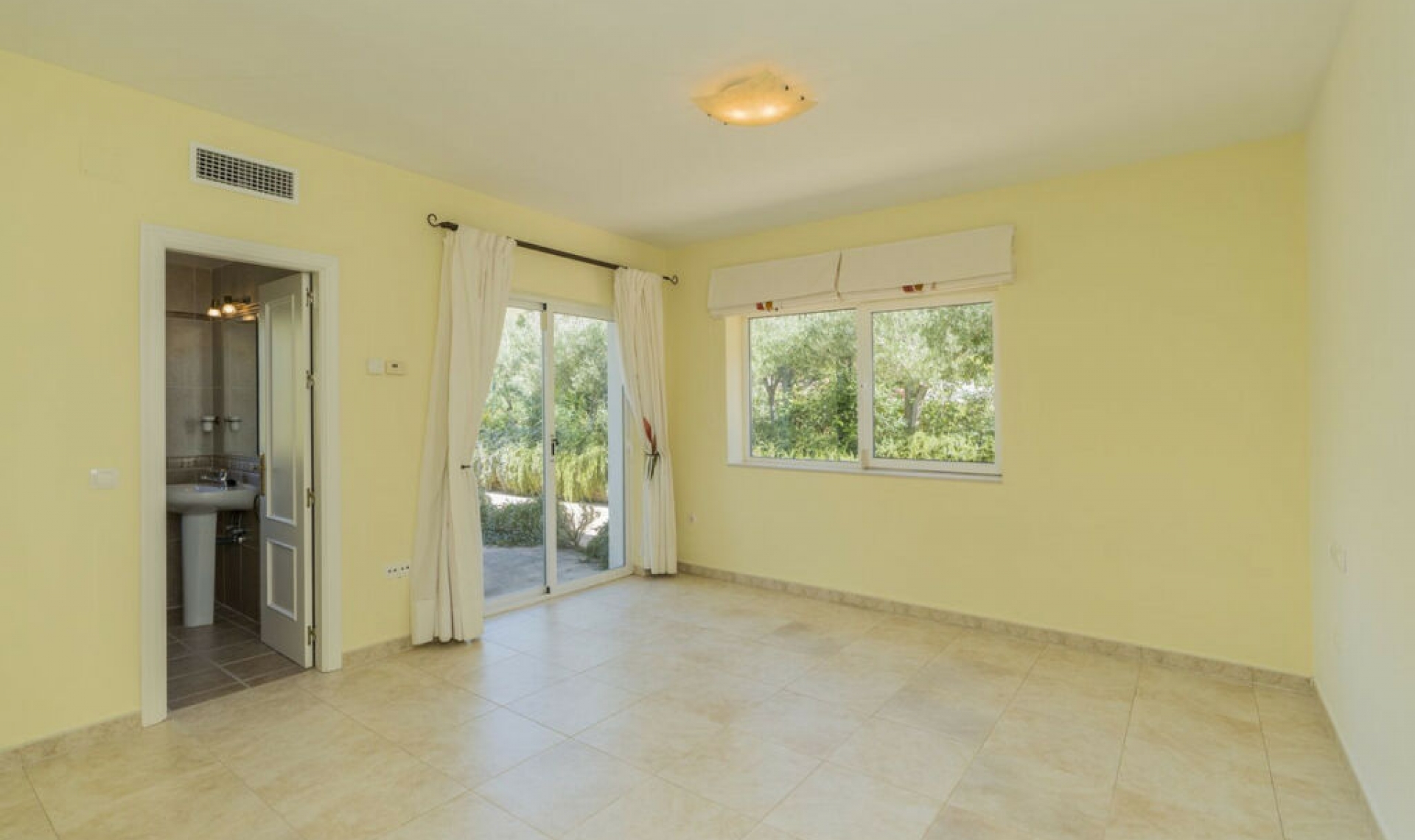 Resale - House -
Valtocado
