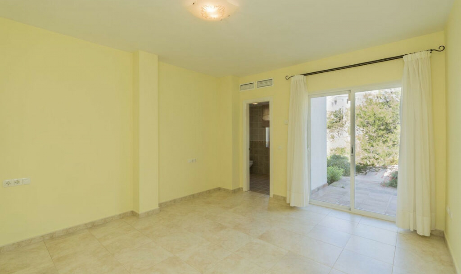 Resale - House -
Valtocado