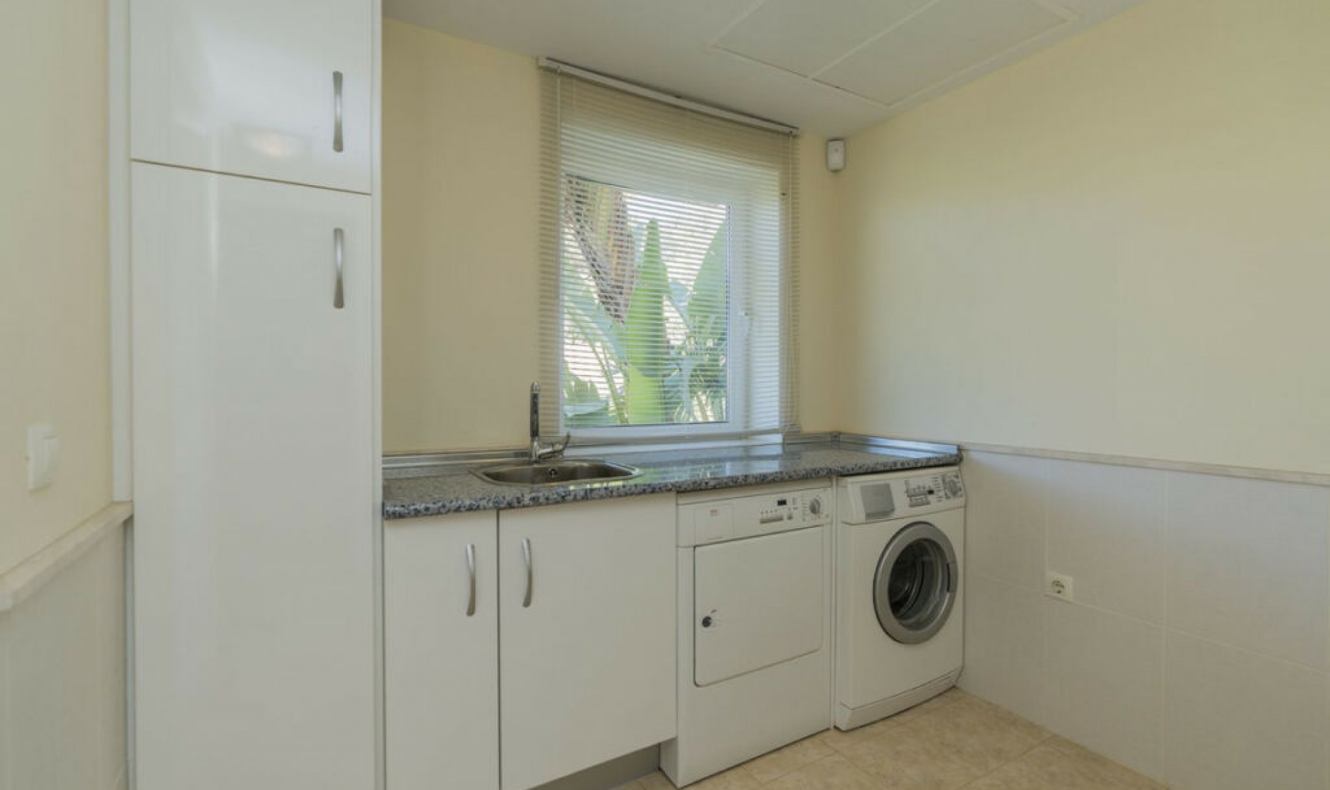 Resale - House -
Valtocado