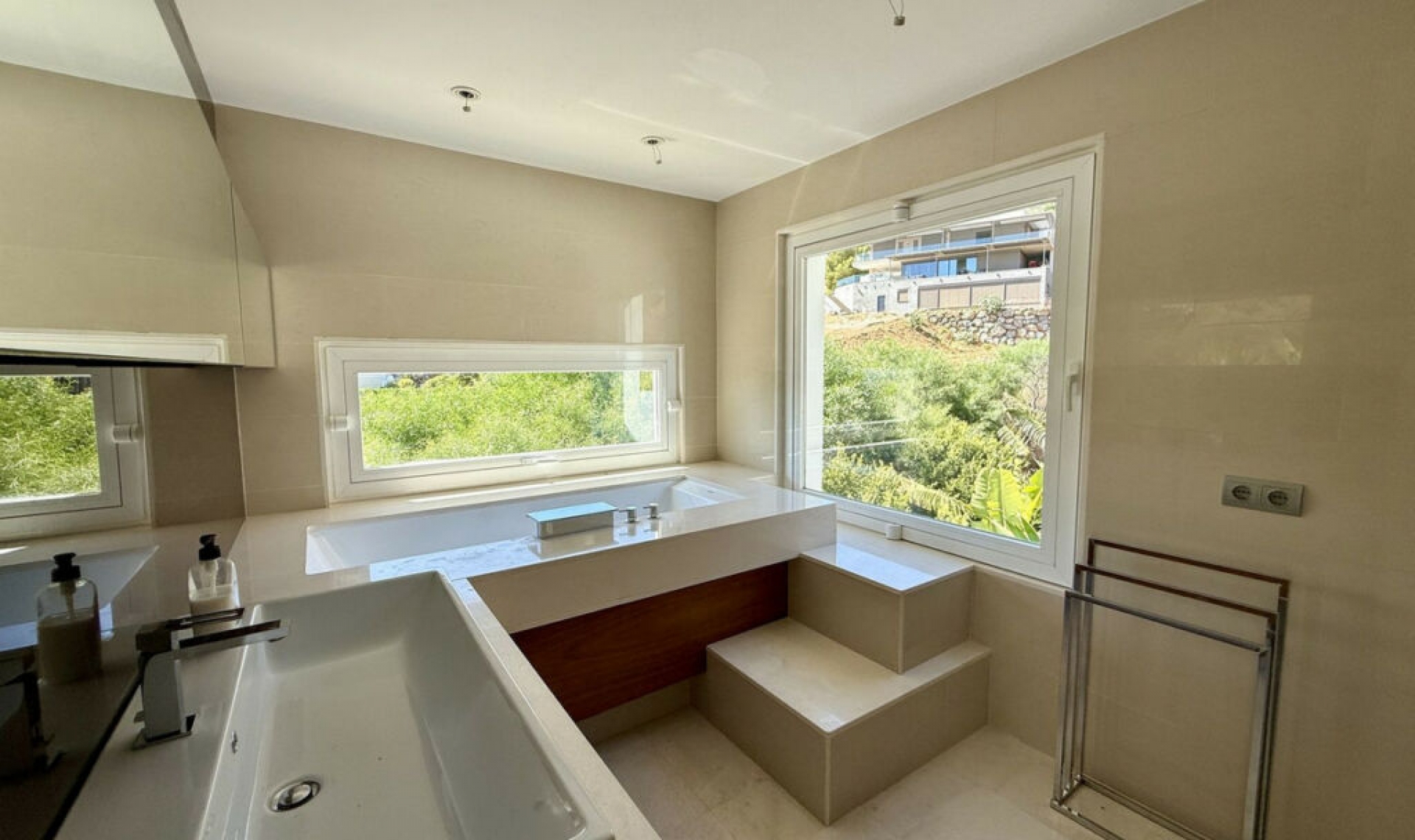 Resale - House -
Valtocado