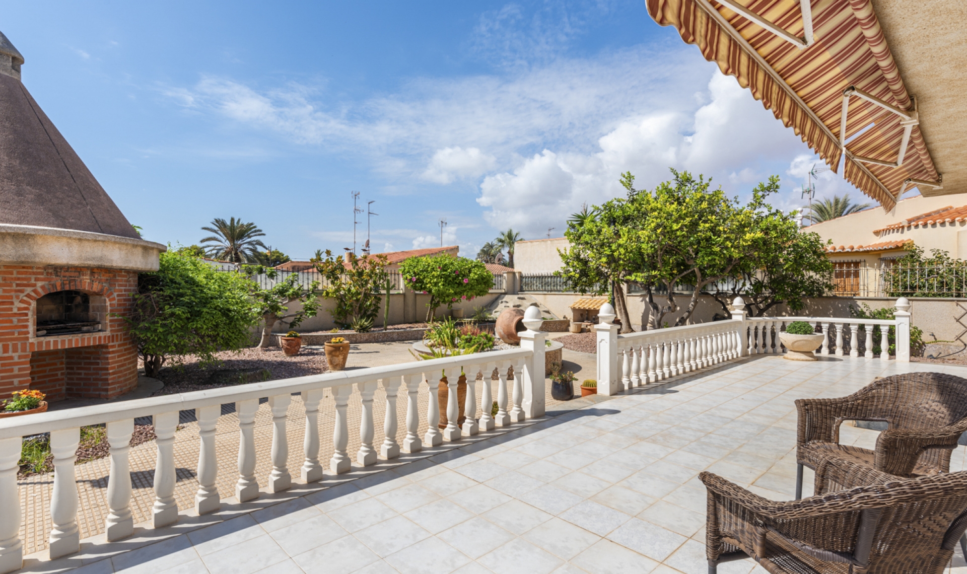 Resale - Villa -
Torrevieja