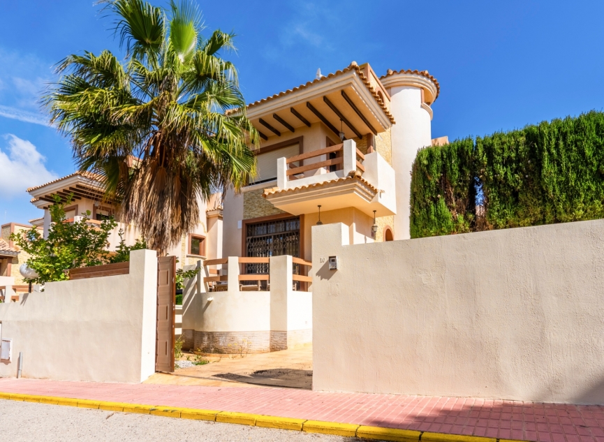 Resale - Villa -
Villamartín